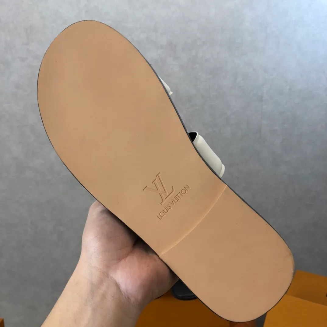 Factory price: 270💰LV counters are selling new brand luxury men's slippers, casual, loose and comfortable. The must-have model in the picture above [Happy][Happy], multiple colors available Size: 38-44, customized 45